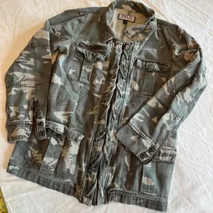 BKE Women's Camouflage Utility Jacket Small Full Zip Up Criss Cross Pockets thumbnail 1