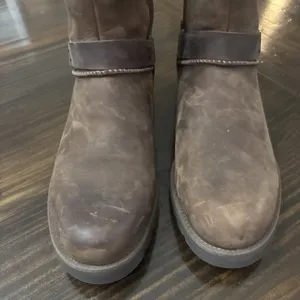 UGG NEW Sz 7 Maddox Leather Moto Boots Treadlite Water Resistant wool Lined thumbnail 4