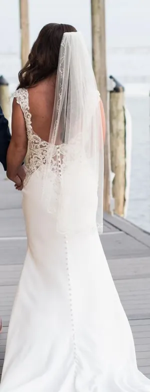 Wedding Veil, perfect condition. Worn for a couple of hours. 34” in length thumbnail 1