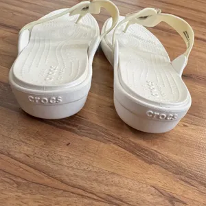 Crocs‎ Sanrah Metal Block Thong Sandals White Silver Wedge Flip Flops Womens 11 thumbnail 4