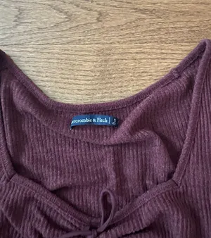 Abercrombie burgundy ribbed sweetheart neckline cropped lettuce hem top thumbnail 3