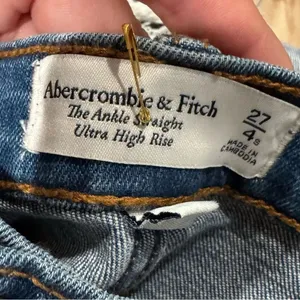NEW Abercrombie and Fitch Ankle Straight Ultra High Rise Jeans Women’s 4S/27 thumbnail 2