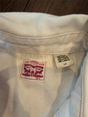 Levi’s Women’s Short-Sleeve Denim Jacket in Off White Size Large - C71-012 thumbnail 2