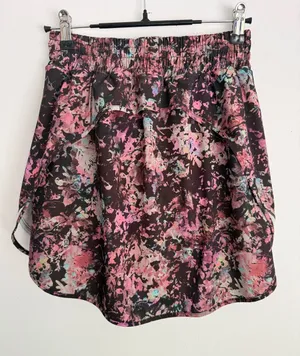 Lululemon Hotty Hot High Rise Skirt Skort Black Stencil Blossom Size 4 W8AF2T thumbnail 1