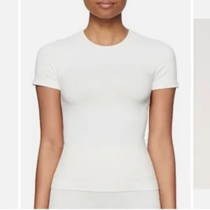 Nwt Skims (G14) Soft Smoothing Seamless T-Shirt In Marble Nwt Small thumbnail 3