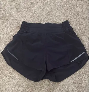 Lululemon Shorts Hotty Hot 2.5" Black thumbnail 2