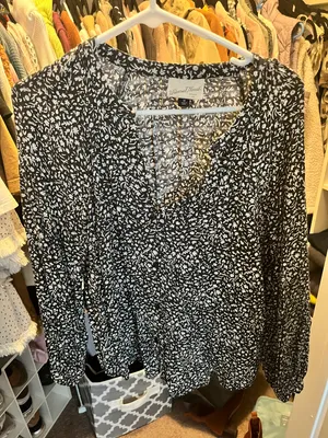 Universal Threads Gray Floral Blouse thumbnail 1