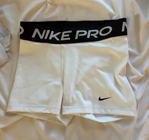 White Nike Pro thumbnail 1