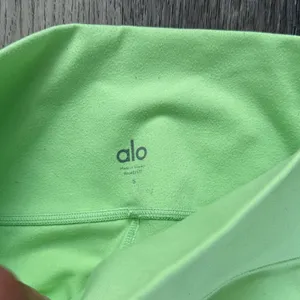 ALO Yoga Women's Lime Bike Shorts Size Small Alosoft Mid Rise thumbnail 3