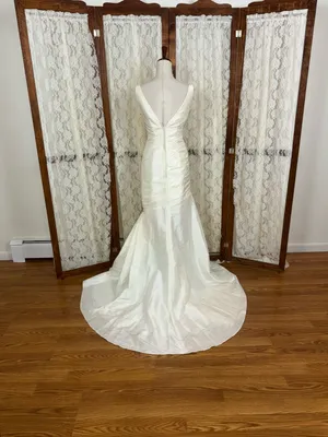 Beautiful Vintage Y2K Moonlight Ivory Taffeta Wedding Gown thumbnail 6