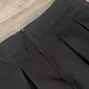 White House Black Market 2 A-Line Black Skirt pleated zip back thumbnail 6