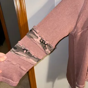 POL Size L Pink Distressed Camo Sleeve Mesh Knit‎ Long Sleeve Top thumbnail 2