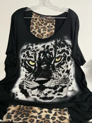 Free Kisses Leopard Print & Animal Design Hi-Lo Women's Top thumbnail 1
