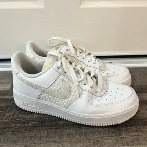 NIKE Women Air Force 1 ‘07 SE in White Sail Lemon Wash thumbnail 2