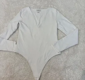 Aritzia Babaton Contour Womens L VNeck Long Sleeve White Preppy College Minimalist Glam thumbnail 1