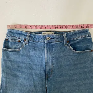 Abercrombie & Fitch Curve Love Mom High Rise Jeans Size 31/12 Light Wash thumbnail 5