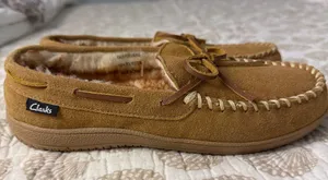 Clarks Tan Suede Moccasin Slippers with Faux Fur Lining sz 8 thumbnail 1