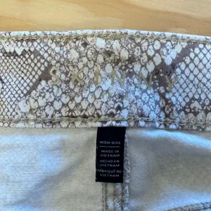 White House Black Market Snakeskin Skinny Jeans High Rise Python Print Neutral thumbnail 6
