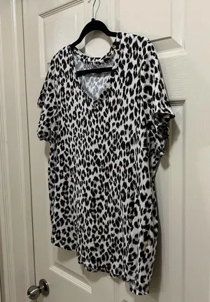 Old Navy short sleeve v-neck shirt leopard print size XL thumbnail 5