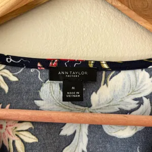Ann Taylor Sz M Blue Navy Pullover V Neck Blouse Floral Stretch Bow Tie Cuff‎ thumbnail 2