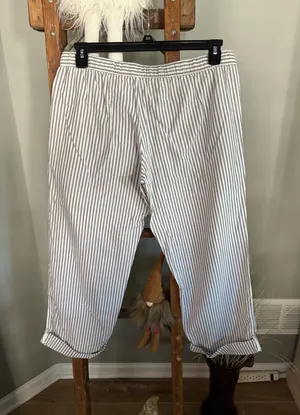 Aerie size medium grey and white pants thumbnail 7