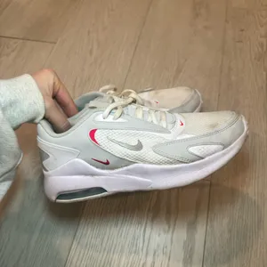 Nike sneakers 8.5 thumbnail 2