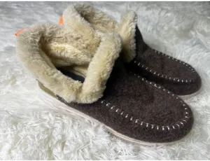 Womens Size 38 Brown Faux Fur Lined Moccasin Slippers Cozy Cabin Shoes thumbnail 1