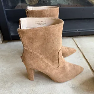 ⚜️ 3/$25 ⚜️ NWOT Lulus Phoenix Brown Suede Pointed-Toe Ankle Booties, size 8. thumbnail 4