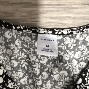 Women’s Old Navy Black & White Medium Long Sleeve Floral Flower Top thumbnail 2