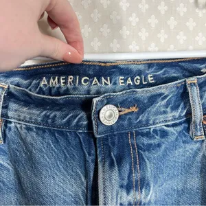 American Eagle High Rise Distressed‎ 90s Boyfriend Jeans thumbnail 3