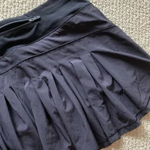 LULULEMON Circuit Breaker Skirt 15” Size 6 Tall Long Black Pleat Discontinued thumbnail 4