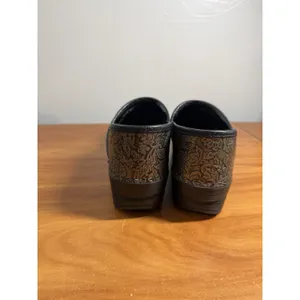 Dansko Antiqued Silver Tooled Clogs Size 38 Floral Embossed Comfort Work Medical thumbnail 5