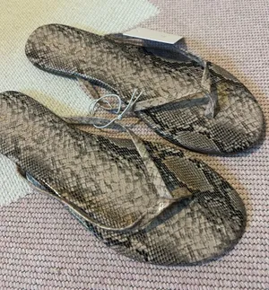 LC Lauren Conrad Snakeskin Animal Print Sandals Flip Flops thumbnail 1