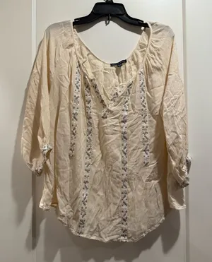 American Eagle Outfitters Cream Blouse with embroidered‎ Floral Accents Size XL thumbnail 1