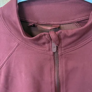Lululemon Lulu Run Cropped log sleeve. 16 inches pit to pit. thumbnail 7