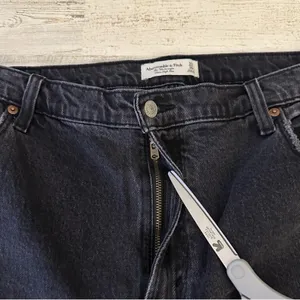 Abercrombie & Fitch The 90s Straight Ultra High Rise Jeans‎ Black Distressed thumbnail 7