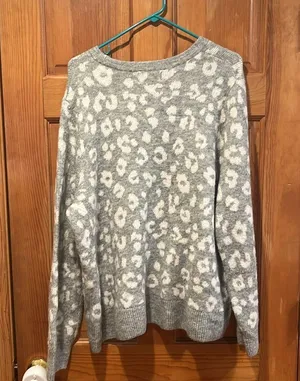 Old Navy women’s gray/ white animal print sweater size XXlarge. thumbnail 3