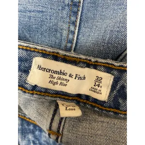Abercrombie & Fitch High Waisted Distressed Skinny Leg Denim Jeans Pants Size 32 thumbnail 3