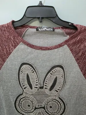 Almost Famous Bunny Graphic Raglan Tee –‎ Women’s Small Grey & Burgundy thumbnail 4