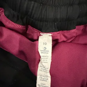 Lululemon Midnight Bloom Fuchsia Floral Hotty Hot 2.5 Shorts Size 10. thumbnail 3