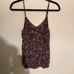 Wilfred / Aritzia 100% silk Floral Tank Top - Black and Pink thumbnail 2