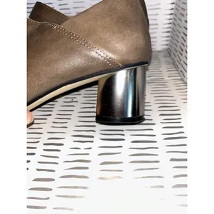 ALL BLACK Womens Taupe Leather Silver Metallic Block Heel‎ Shooties Size 39 8.5 thumbnail 3