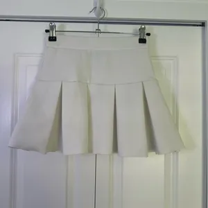 Revolve Lioness Pleated White Mini Skirt XS thumbnail 2