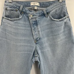 Abercrombie & Fitch Dad High Rise Jeans Size 10S Curve Love‎ Asymmetrical Waist thumbnail 4