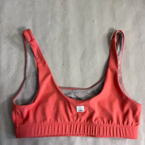 🌺 Vuori Sports Bra Coral Pink Medium VW158 Athletic Yoga Workout Top thumbnail 2