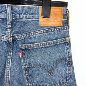 Levi's Women's Blue Distressed wedgie Straight Leg medium wash Jeans 26‎ thumbnail 4