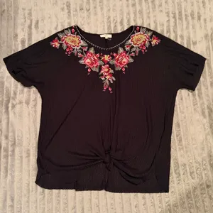 Entro Womens 1X Black‎ Waffle Knit Floral Embroidered Front Tie Knot Top thumbnail 2