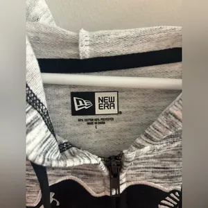 BNWOT Women’s Pittsburgh Penguins Zip-Up Hoodie thumbnail 3