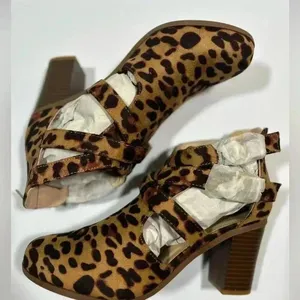 NIB!BellaMarie Leopard print crisscross buckle, zipper chunky heel boot Size 8.5 thumbnail 4