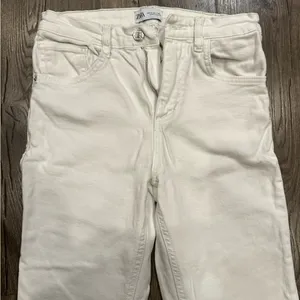 Zara Women’s White Hi-Rise Straight Jeans Size 2 Ankle Length Raw Hem Edge thumbnail 2